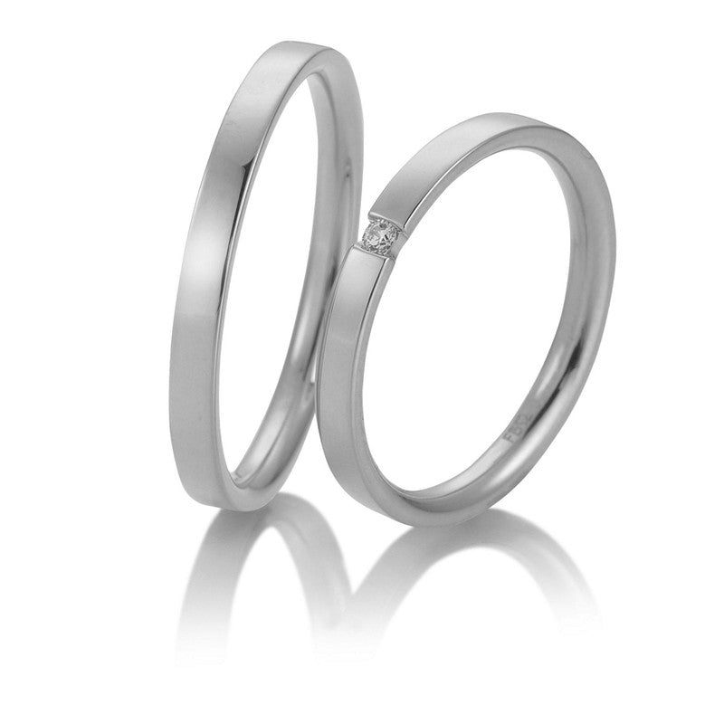 Moderne Breuning vielsesringe i 9 eller 14 karat hvidguld med 0,03 ct diamant og kantet profil.
